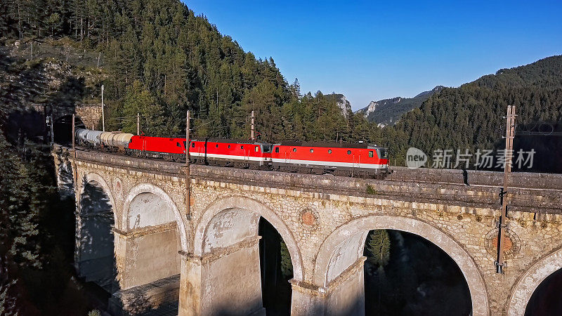 乘坐火车在奥地利南部历史悠久的塞默林山铁路(Semmeringbahn)上乘坐著名的Kalte Rinne高架桥。